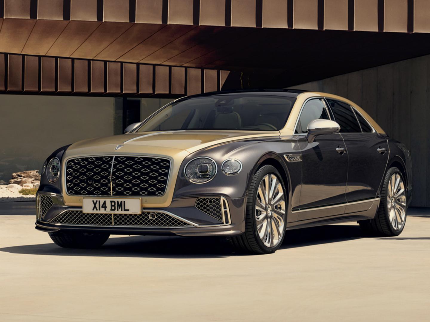Front three quarter of the new hybrid Bentley Flying Spur in Duo Tone exterior colours and Mulliner exclusive 22" directional wheels